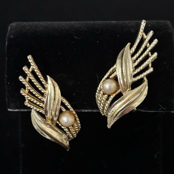 Vintage Coro pearl Brushed & Shiny Gold Tone Textured Clip-On Earrings 1.25" L - Picture 1 of 6